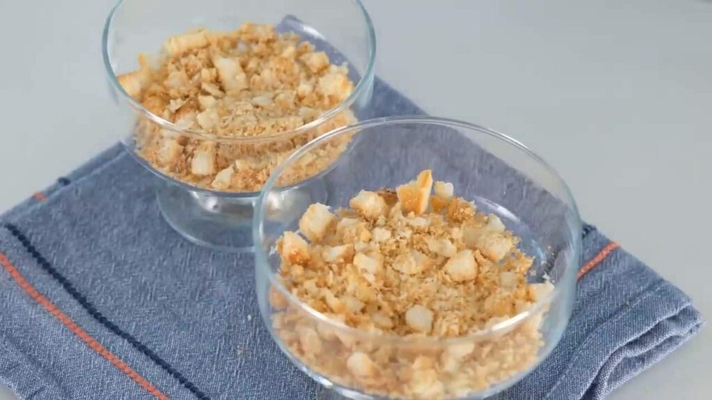 Karamelizované banány se smetanovým krémem podávané ve sklenicích, zdobené čokoládou