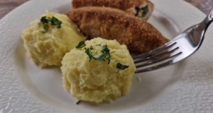 Pečené závitky plněné houbovou náplní s bramborovou kaší Pečené závitky plněné houbovou náplní s bramborovou kaší - Oběd nebo večeře hotová!