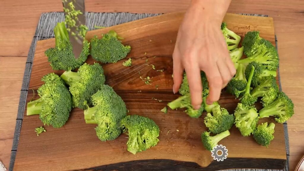 Zapečené brambory s brokolicí, zeleninou a sýrem s oblíbeným dresinkem - večeře hotová!