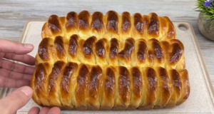 Jemné domácí pletené pečené bochníky plněné džemem Jemné domácí pletené pečené bochníky plněné džemem - ideální k čaji!