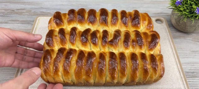 Jemné domácí pletené pečené bochníky plněné džemem - ideální k čaji! Jemné domácí pletené pečené bochníky plněné džemem - ideální k čaji!