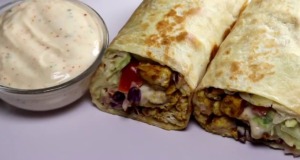 Vynikající kuřecí wrap se zeleninou a jemným dresinkem Vynikající kuřecí wrap se zeleninou a jemným dresinkem