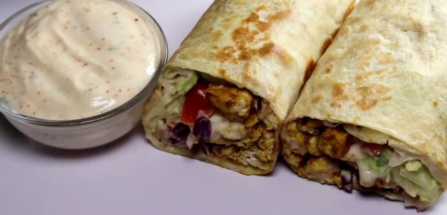 Vynikající kuřecí wrap se zeleninou a jemným dresinkem