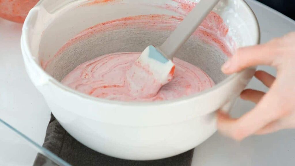 Sušenkový dezert se smetanovo-jahodovým krémem – pouze z 3 ingrediencí!
