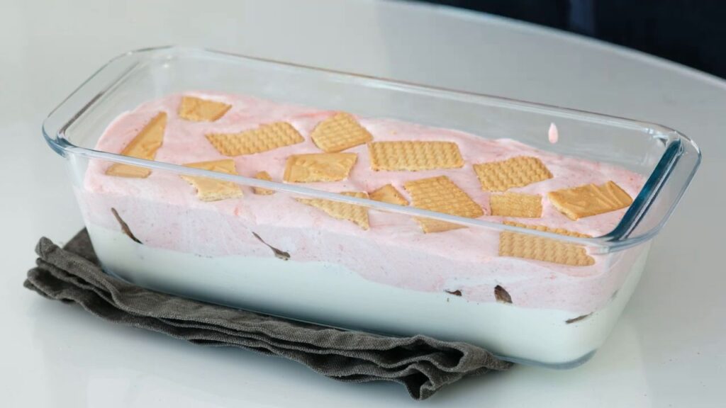 Sušenkový dezert se smetanovo-jahodovým krémem – pouze z 3 ingrediencí!