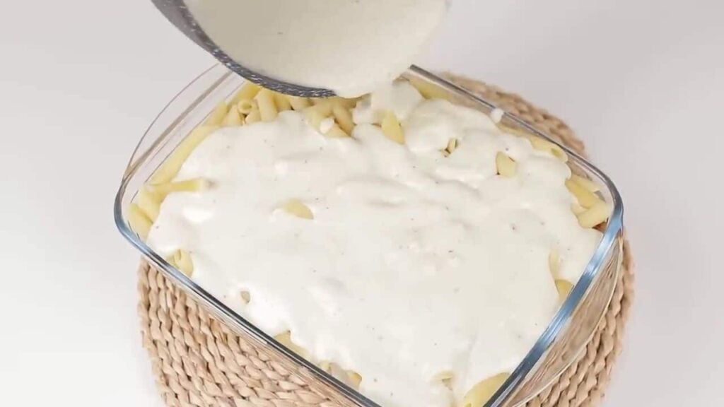 Zapečené těstoviny s mletým masem přelité sýrovou omáčkou – vyzkoušejte je!