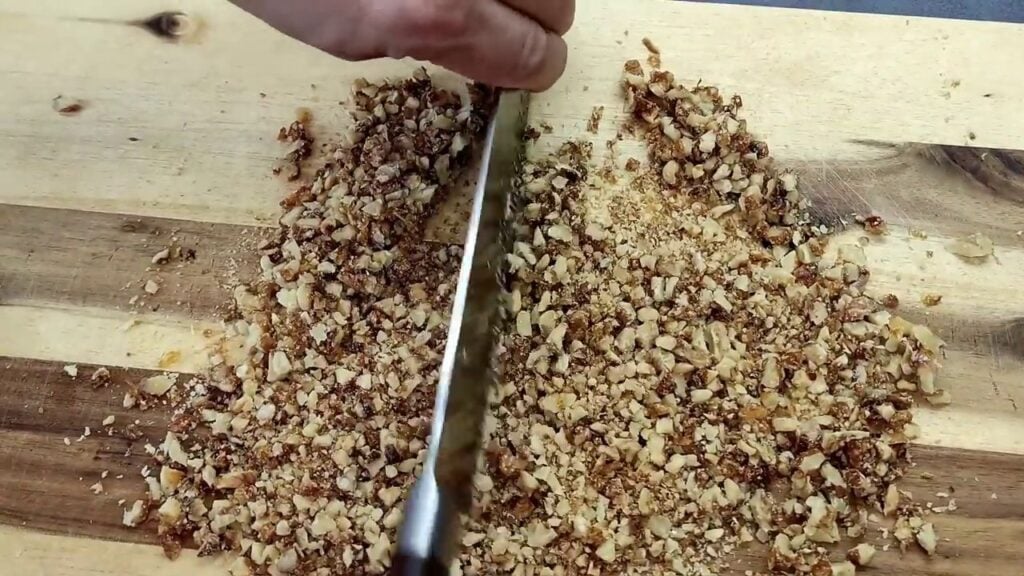 Ořechový zákusek plněný jemným krémem s karamelizovanými vlašskými ořechy – rozplývá se na jazyku!
