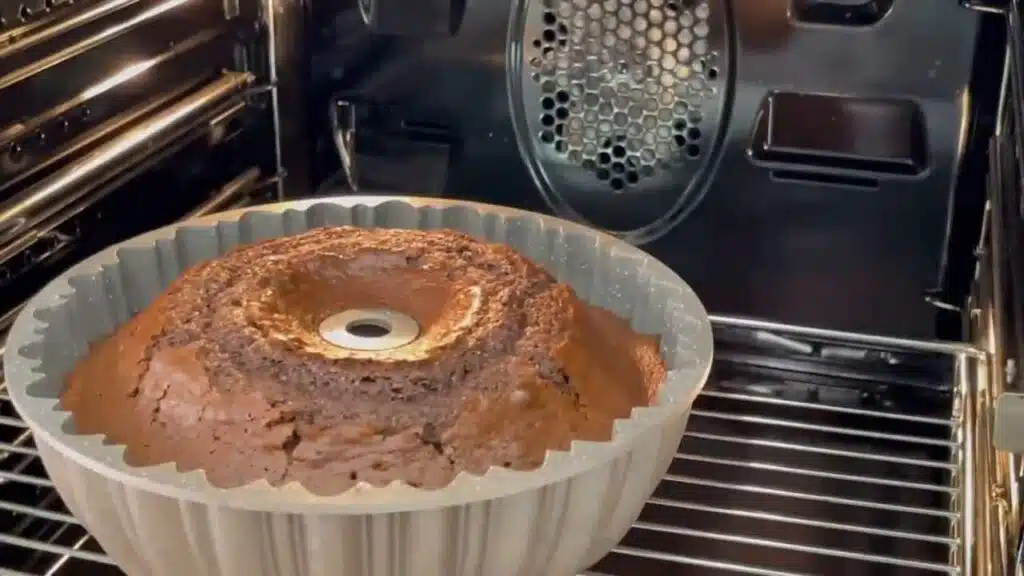 img-dxGMuhzz138-12 Něžná a jemná čokoládová bábovka za 15 minut – ideální k lahodné kávě!