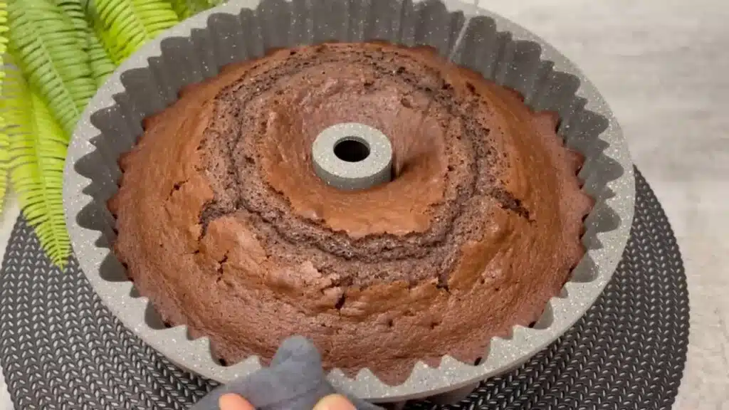 img-dxGMuhzz138-13 Něžná a jemná čokoládová bábovka za 15 minut – ideální k lahodné kávě!