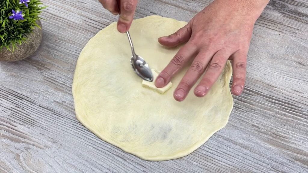 Domácí pečené máslové buchtičky posypané sezamem – jako od babičky!