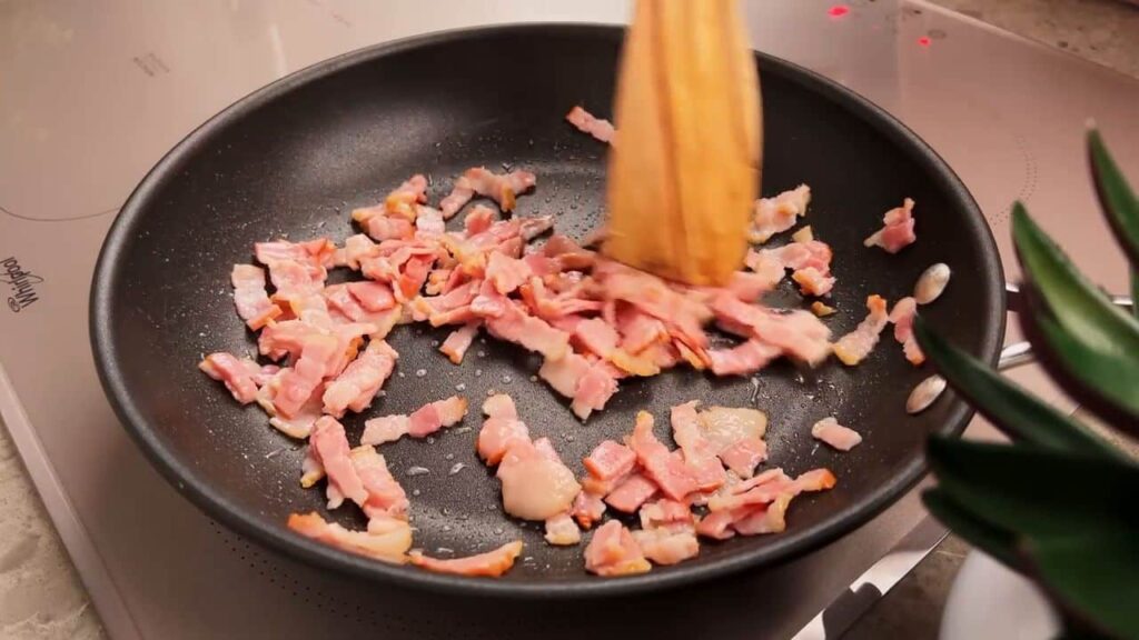 Těstoviny s mletým masem a zeleninou v rajčatovo-sýrové omáčce