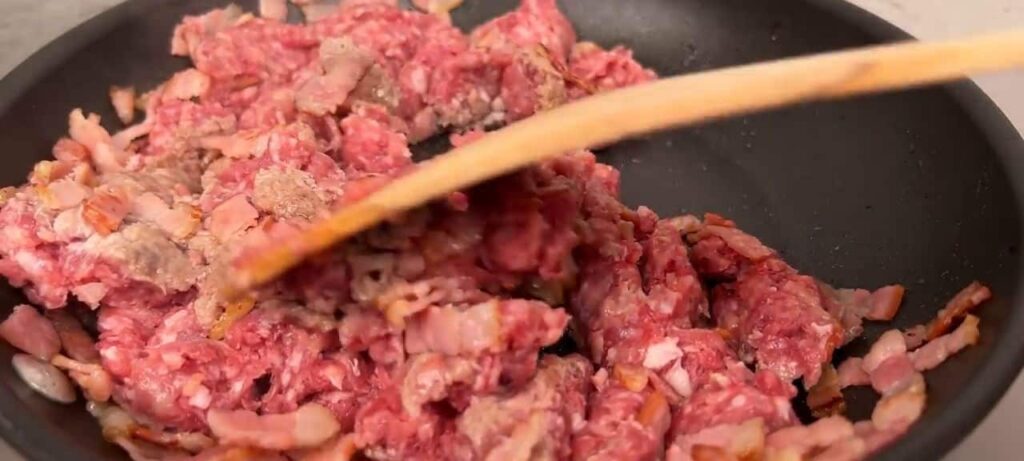 Těstoviny s mletým masem a zeleninou v rajčatovo-sýrové omáčce