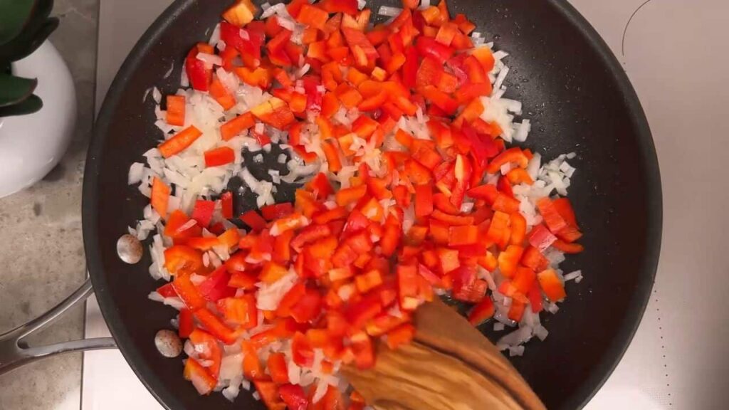 Těstoviny s mletým masem a zeleninou v rajčatovo-sýrové omáčce