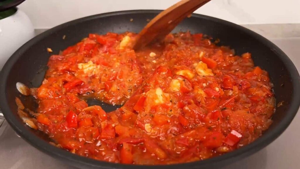 Těstoviny s mletým masem a zeleninou v rajčatovo-sýrové omáčce