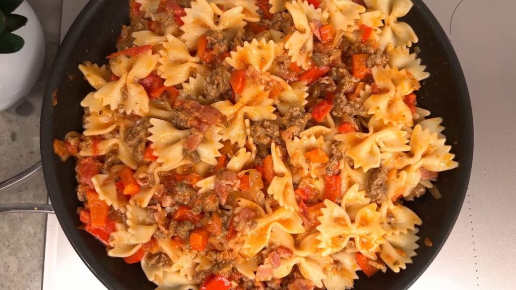 Těstoviny s mletým masem a zeleninou v rajčatovo-sýrové omáčce