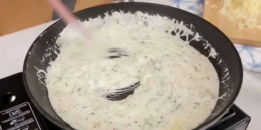 Zapečené těstoviny s mletým masem, sýrem se smetanovo-sýrovou omáčkou 