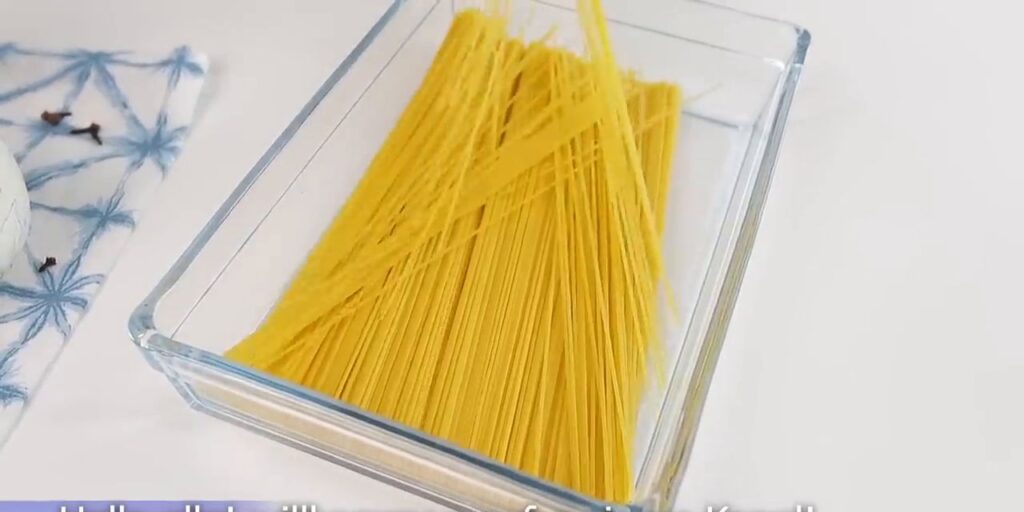 Zapečené špagety se zeleninou s rajčatovou omáčkou a sýrem