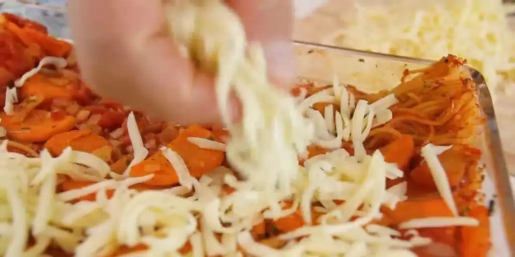 Zapečené špagety se zeleninou s rajčatovou omáčkou a sýrem