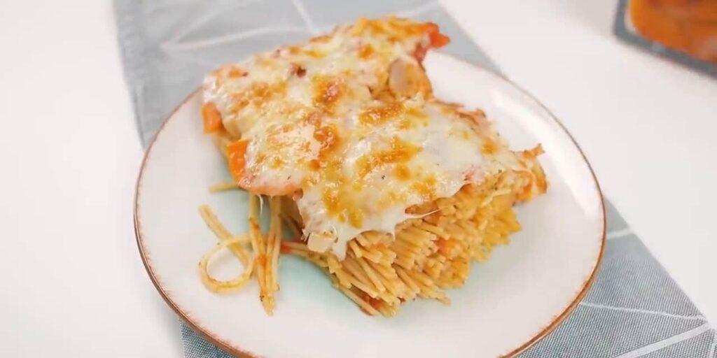Zapečené špagety se zeleninou s rajčatovou omáčkou a sýrem
