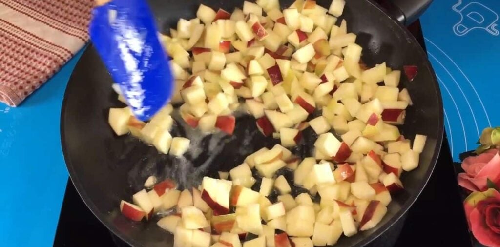 Domácí měkké a nadýchané jablečno – skořicové taštičky – vyzkoušejte je!