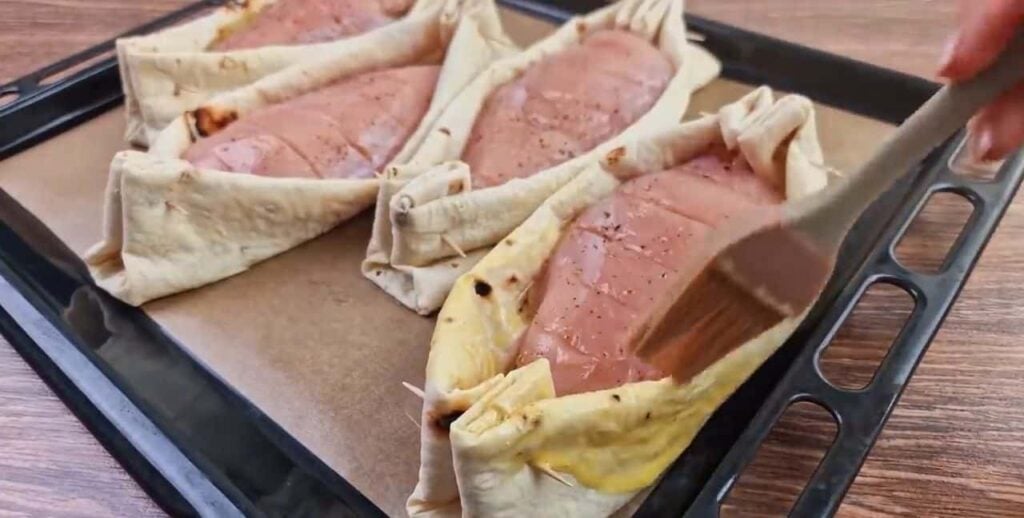 Křehké a šťavnaté kuřecí prsa se sýrem zabalené do lahodné placky lavaš, podávané se salátem z červené řepy
