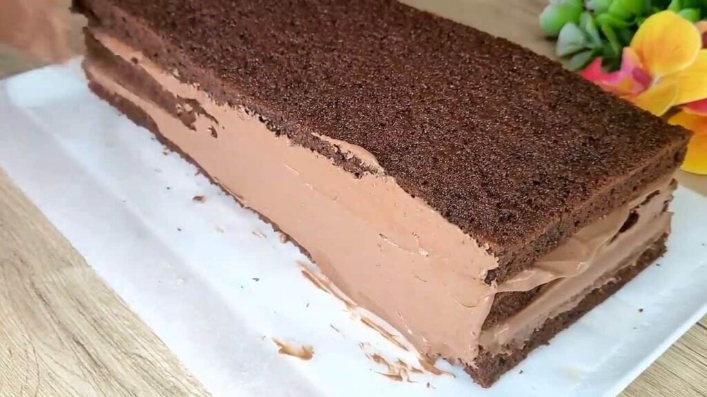 Kakaový dort s kakaovo-smetanovým krémem přelitý čokoládou – ideální ke kávě