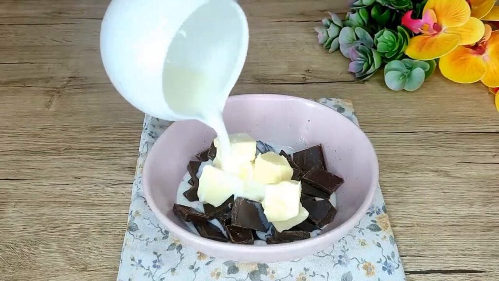 Kakaový dort s kakaovo-smetanovým krémem přelitý čokoládou – ideální ke kávě