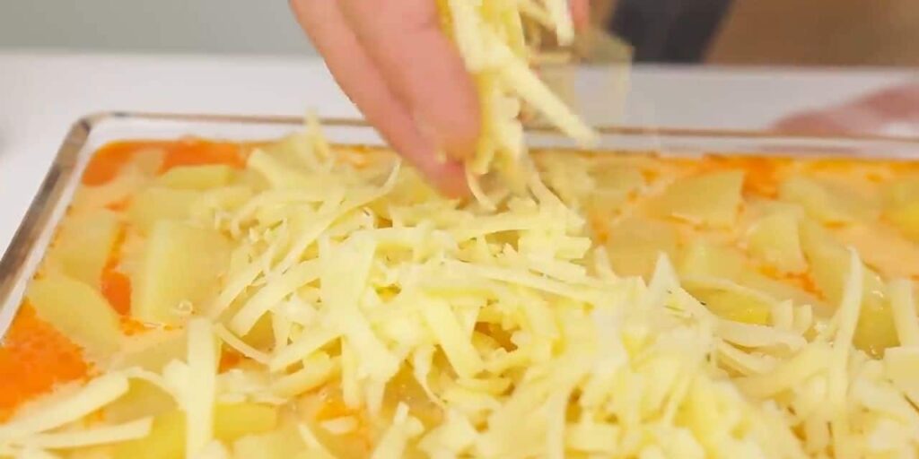 Zapečené brambory se sýrem, s náplní mletého masa a zeleniny, přelité vejcovo-mléčnou omáčkou – oběd hotový!