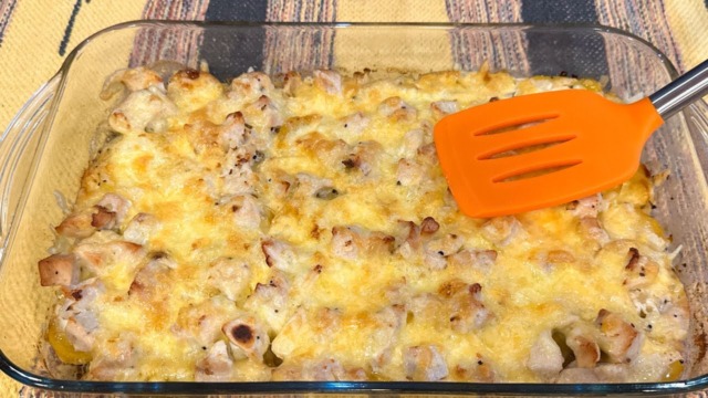 Recept z jednoho plechu - pečené brambory s kuřecími kousky