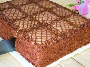 Kakaový dort se smetanovo-kakaovým krémem zdobený čokoládou - ideální ke kávě
