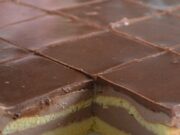 neodolatelný dezert: čokoládový dort s vanilkovou náplní!