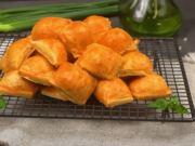 křupavé a nadýchané: polštářky z listového těsta s lahodnou sýrovou a slaninovou náplní!