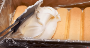 Smetanovo-nutellový dezert s vrstvami jemného piškotu: Chutná skvěle! smetanový a nutellový dezert s vrstvami jemného piškotu: chutná skvěle!