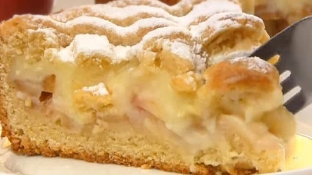 prostě dokonalé – vláčný jablečný koláč s krémovou smetanou