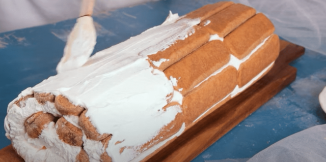 roláda se skrytým pokladem: piškot s krémem a nutellou uvnitř!