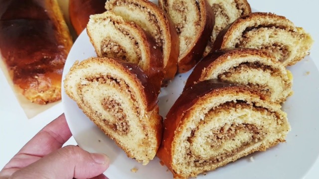 Jednoduchý domácí ořechový závin - Jako od babičky!