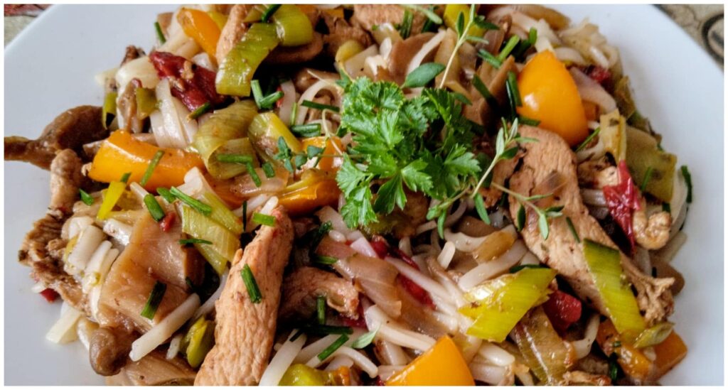 domácí čína – rýžové nudle s kuřecí směsí