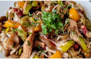 domácí čína – rýžové nudle s kuřecí směsí