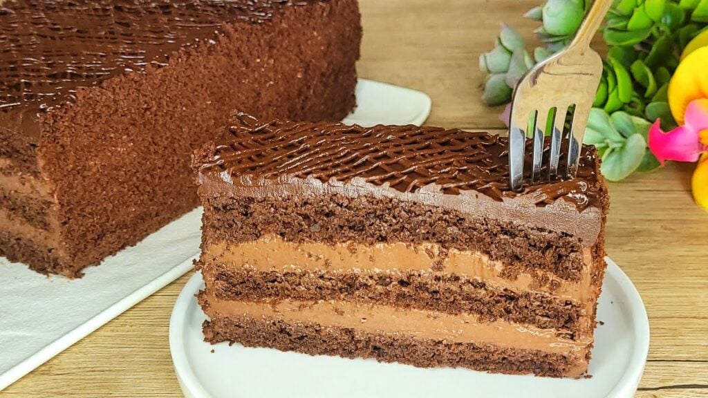 Kakaový dort s kakaovo-smetanovým krémem přelitý čokoládou - ideální ke kávě