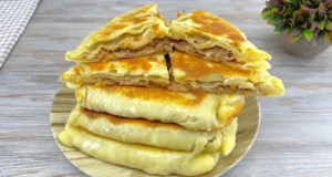Domácí chlebové placky plněné mletým masem – na pánvi Domácí pečení chléb na pánvi plněný mletým masem - trochu jinak!
