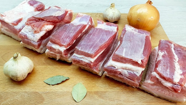 Domácí vařený bůček a vepřové maso ve vlastní šťávě