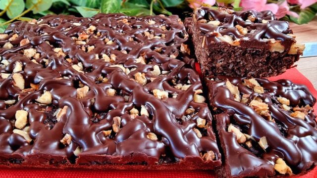 Banánovo-čokoládový koláč z ovesných vloček zdobený oříšky