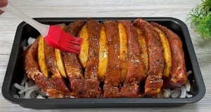 To je pochoutka! Pečené vepřové maso plněné bramborami a fantastickou přílohou Pečené vepřové maso na cibuli, plněné bramborami podávané s pečenými bramborami se sýrem a koprem