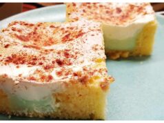 Litá buchta s pistáciovým pudinkem, zakysanou smetanou a skořicí – jednoduchý a neuvěřitelně vláčný dezert litá buchta s pistáciovým pudinkem, zakysanou smetanou a skořicí