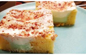 Litá buchta s pistáciovým pudinkem, zakysanou smetanou a skořicí – jednoduchý a neuvěřitelně vláčný dezert litá buchta s pistáciovým pudinkem, zakysanou smetanou a skořicí