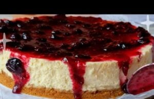 Fantastický ostružinovo-malinový cheesecake se smetanovým krémem – delikatesa!