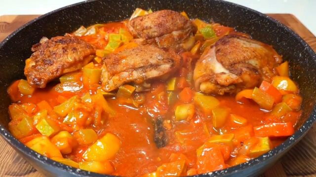 Pečená kuřecí stehna se zeleninou v rajčatové omáčce - Jednoduchá večeře hotová!