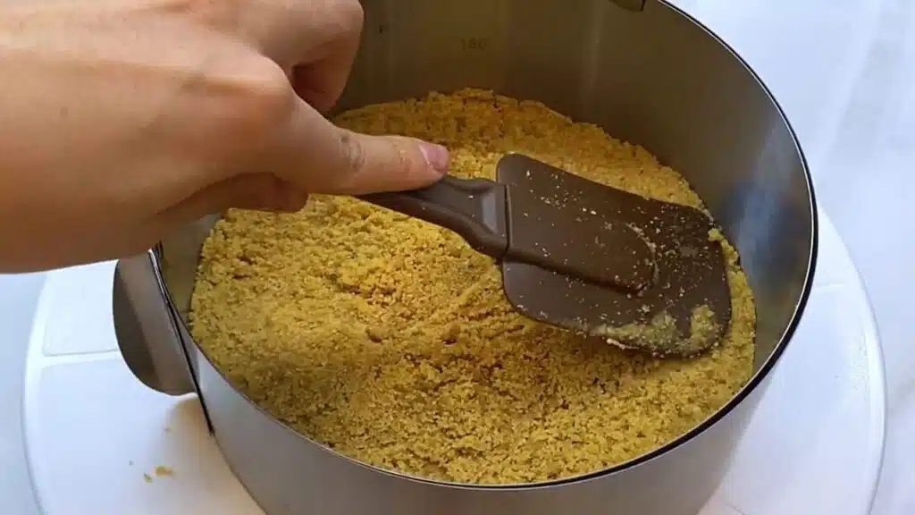 img-SYg-wgWB4N8-05 Sušenkový třešňový cheesecake s jemným tvarohovým krémem - Ideální ke kávě nebo čaji!