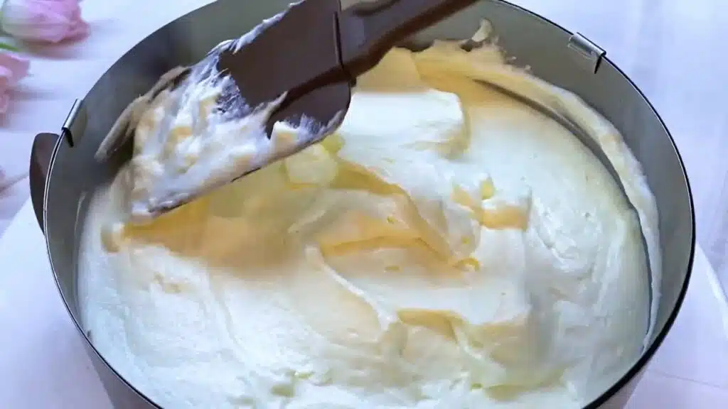 img-SYg-wgWB4N8-14 Sušenkový třešňový cheesecake s jemným tvarohovým krémem – Ideální ke kávě nebo čaji!