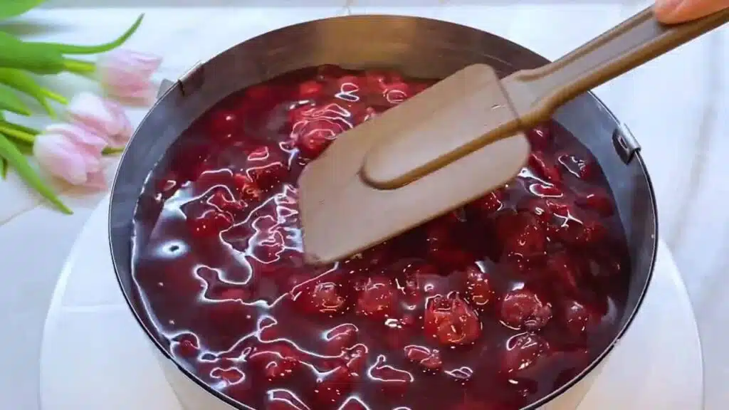 img-SYg-wgWB4N8-19 Sušenkový třešňový cheesecake s jemným tvarohovým krémem – Ideální ke kávě nebo čaji!